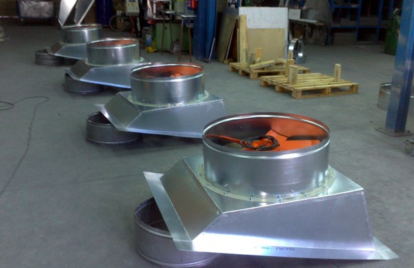 Extractores de brida atornillados a las bases y con cuello para las escuadras