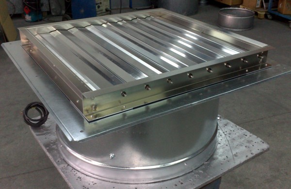 Extractor mural con persiana