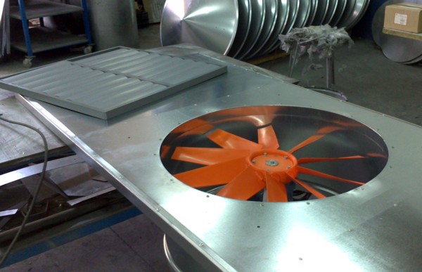 Extractor mural con persiana