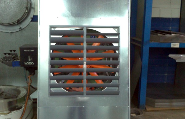 Extractor para fachada con persiana de sobre-presión