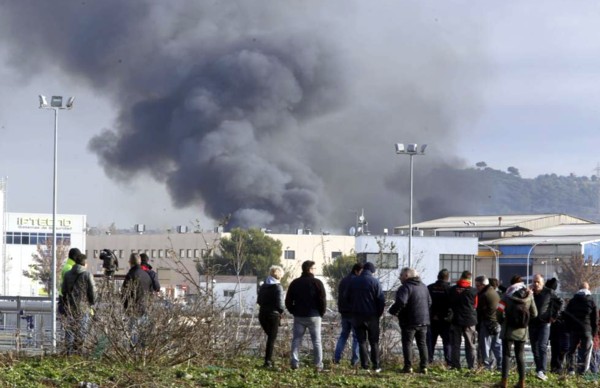 Aparatoso incendio en planta química de Montornés
